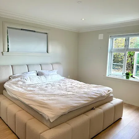 Апартаменты Stylish Seaview In